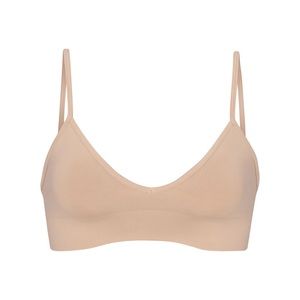 NWT - SKIMS SOFT SMOOTHING SEAMLESS BRALETTE 
Color: CLAY
Size: M